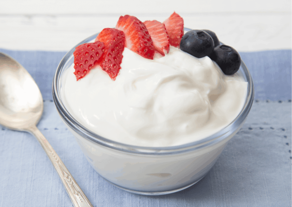 Yogurt per cani e gatti: guida completa ai benefici e tipi consigliati